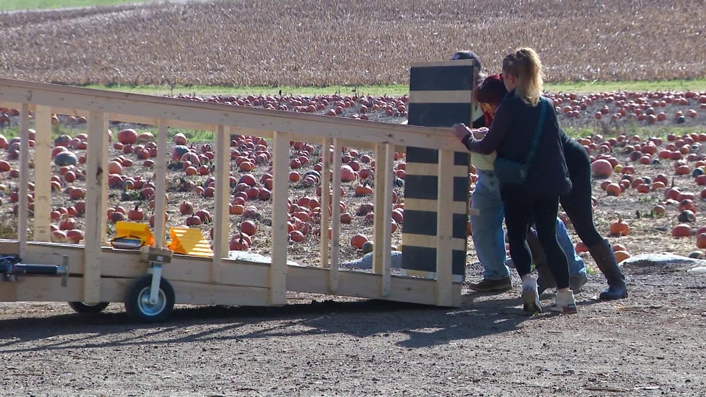 Farmington farm installs ramp to make hayride accessible to people who use wheelchairs — WCCO — Gopher, Sausalito Sports news