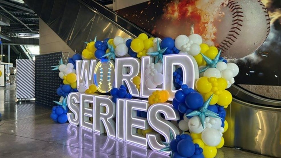 Scenes from outside the stadium| World Series Game 1 gallery — Fox 11 Green Bay Sports, Sausalito Arts news