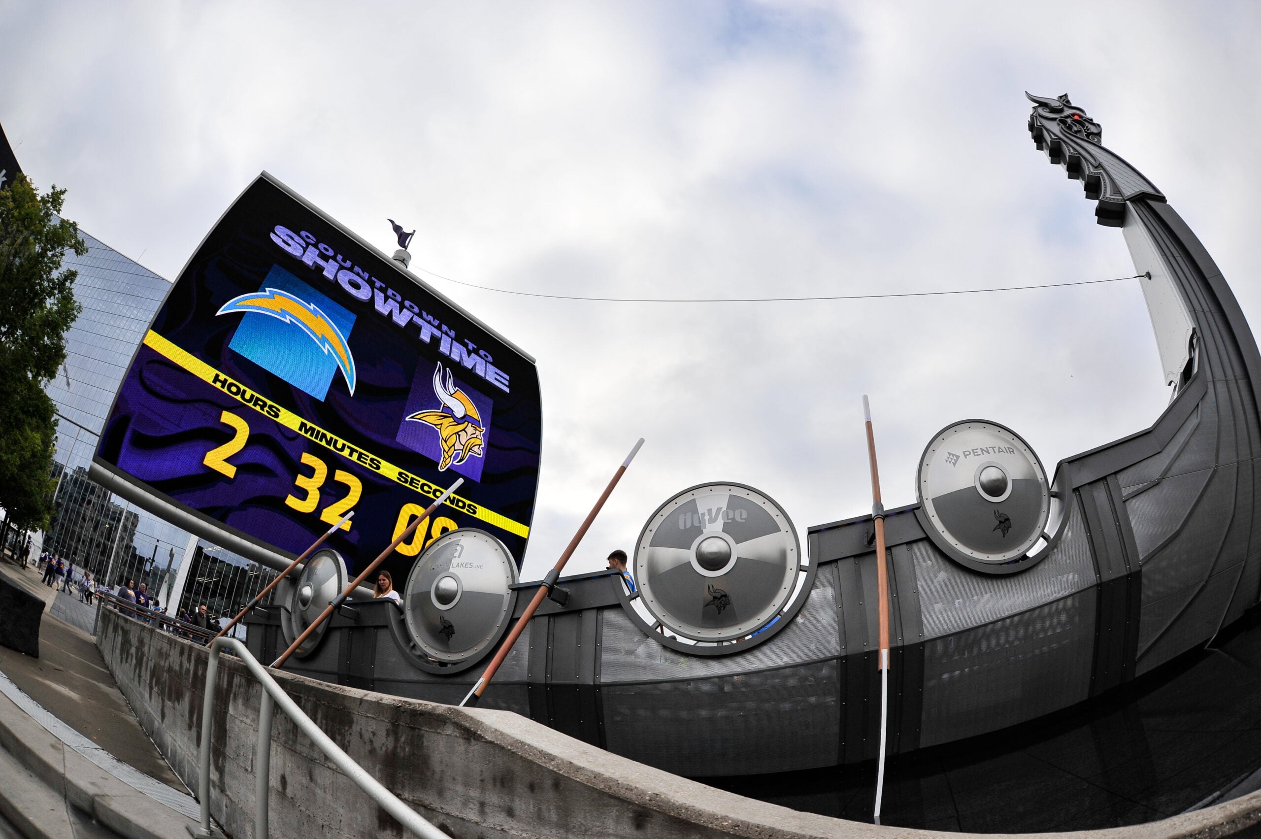 The Vikings’ Front Office Should at Least Make a Phone Call — Vikings Territory, Sausalito Arts news